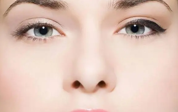 影響鼻翼肥大的因素及非手術(shù)改良方法探討