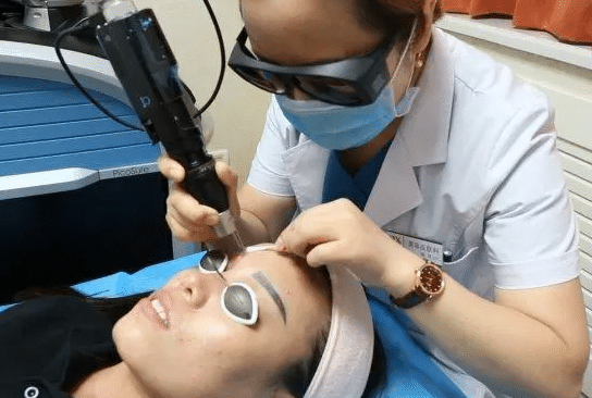 激光洗眉出血應(yīng)該怎么辦？激光洗眉的術(shù)前注意事項(xiàng)