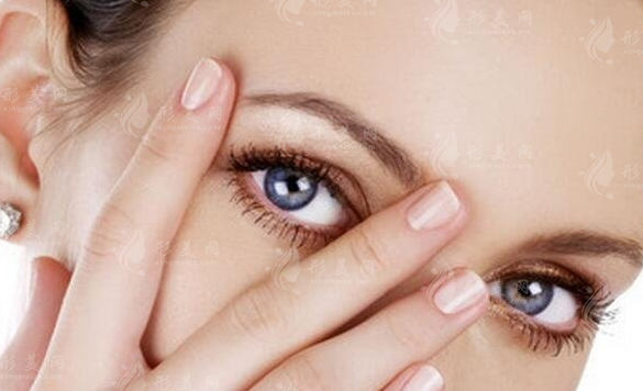 上眼皮松弛下垂：提眉手術(shù)還是全切雙眼皮手術(shù)？