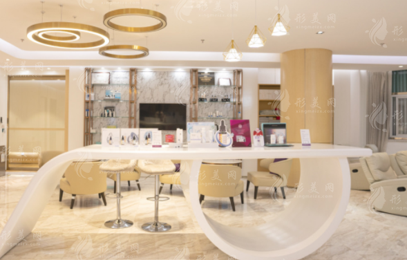 重慶華美做胸怎么樣？從醫(yī)師團(tuán)隊(duì)、隆胸技術(shù)優(yōu)勢(shì)及隆胸價(jià)格表看超靠譜！