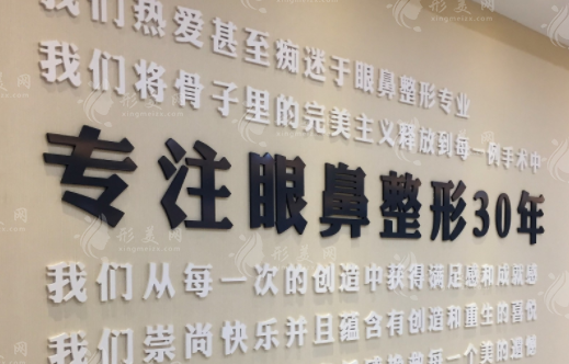 南京鼻祖做鼻子大概多少錢？假體隆鼻|鼻綜合技術(shù)口碑可靠