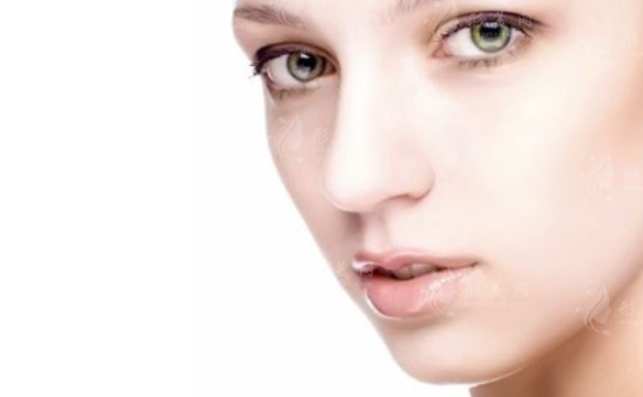 探討膨體隆鼻手術(shù)的安全性及其感染風(fēng)險(xiǎn)