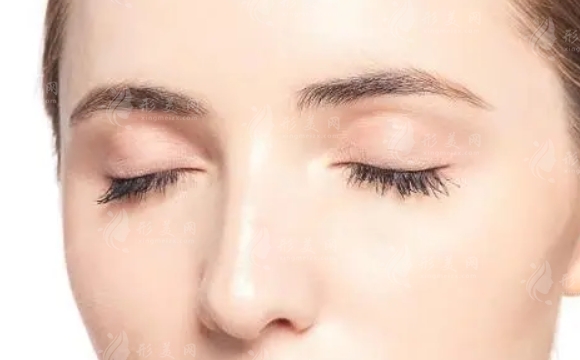 隆鼻術(shù)后感染的癥狀與應(yīng)對(duì)之策 隆鼻術(shù)后感染的癥狀與應(yīng)對(duì)之策