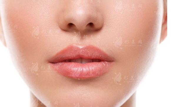 玻尿酸豐唇多少錢？豐唇一個月還硬硬的怎么辦？