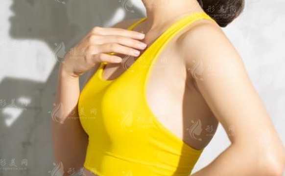 假體隆胸后一邊大一邊小怎么辦？按摩方法詳解