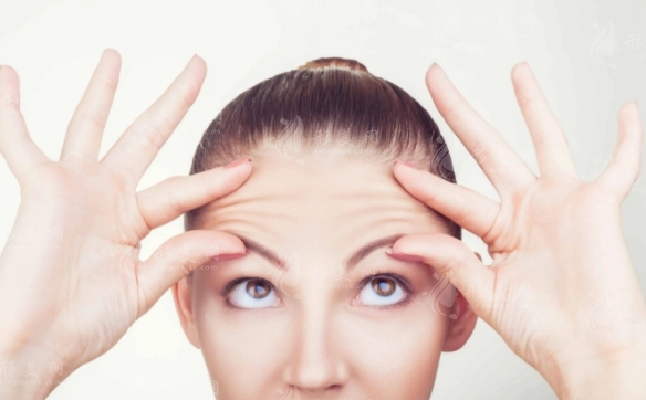 抬頭紋好不好治？如何去除抬頭紋？