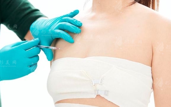 矯正乳房下垂：疤痕與彈力背心的角色