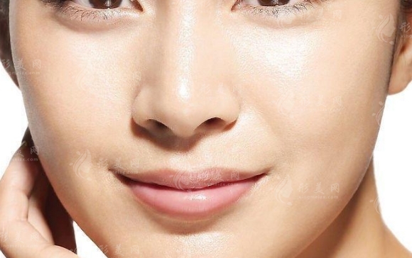 全肋骨隆鼻5年后會(huì)不會(huì)彎曲？應(yīng)對(duì)措施解析