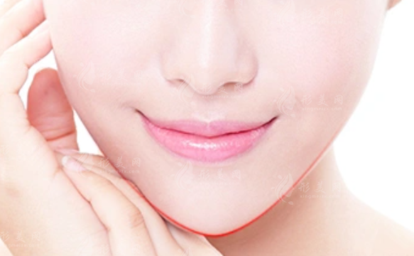 假體墊下巴：硅膠假體與膨體假體的選擇