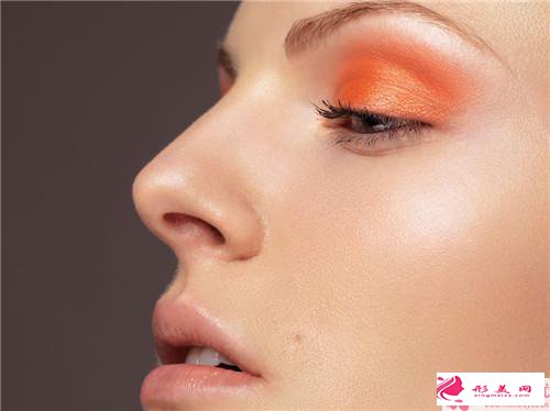  隆鼻手術(shù)_隆鼻手術(shù)應(yīng)該怎么做